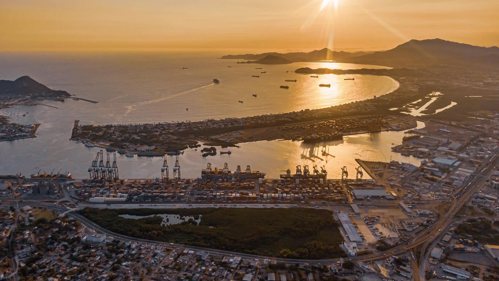 墨西哥港口数据传来寒意：集装箱吞吐量连续两月下滑，经济要转向？